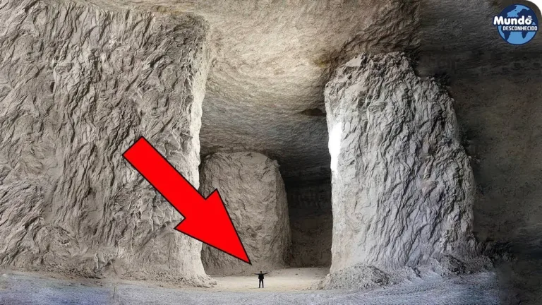 Caverna Antiga de Precisão Impossível Que Desafia A Lógica
