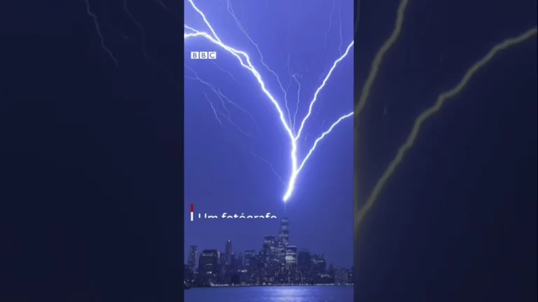 Earthcam flagra raio atingindo arranha-céu de NY #shorts