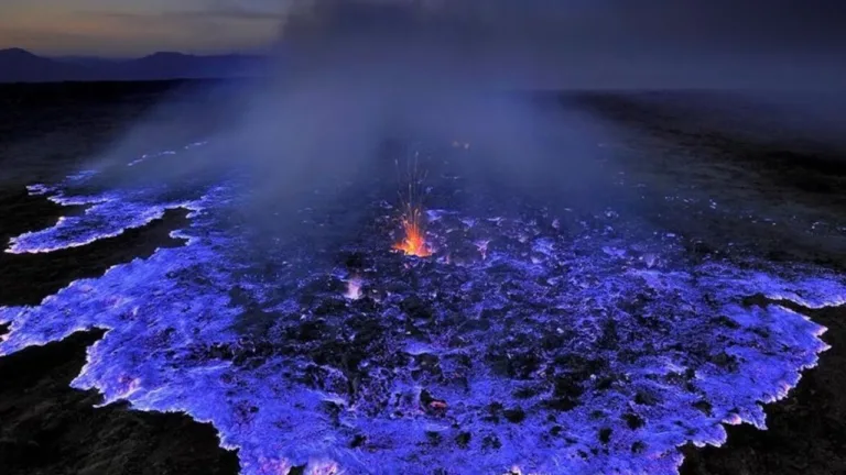 O raro vulcão que produz lava azul na Indonésia