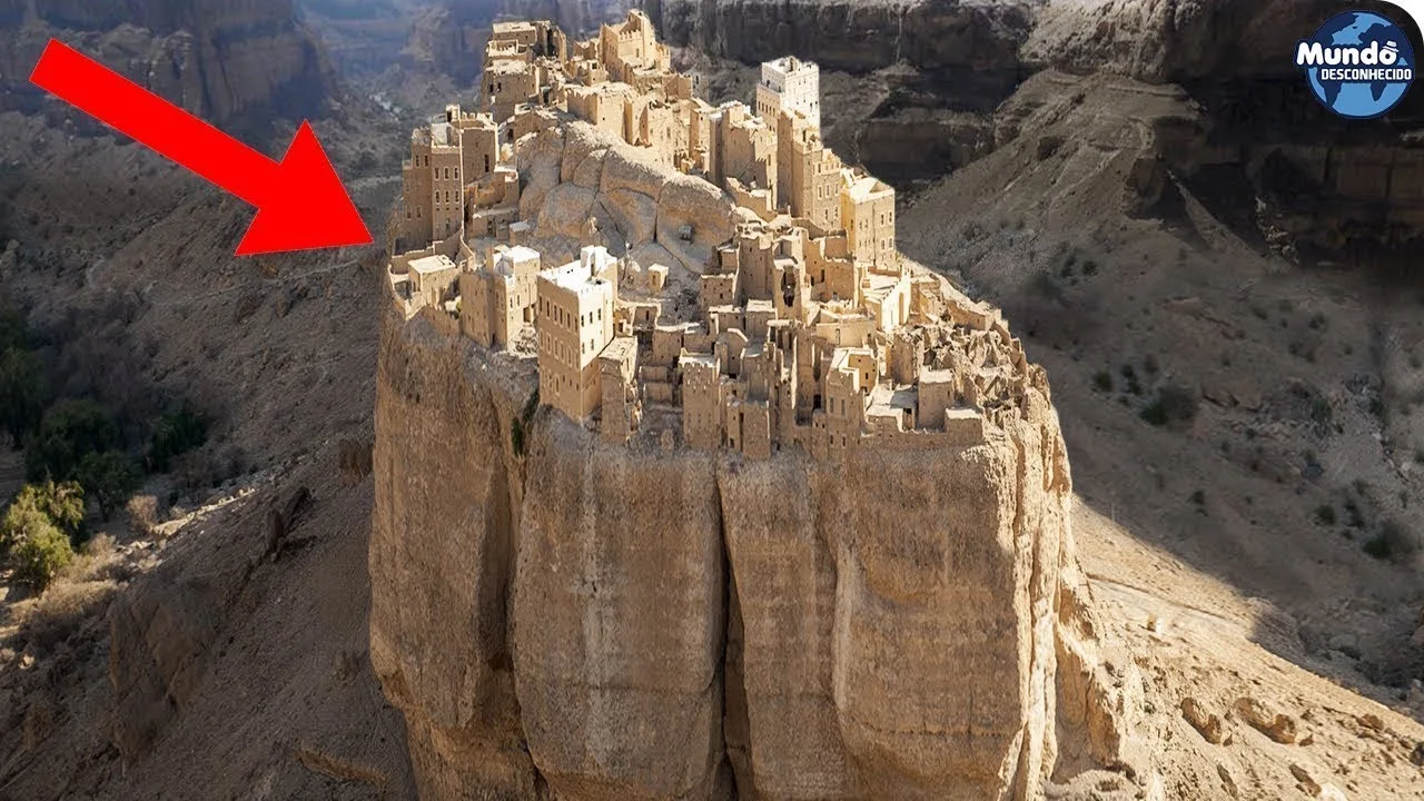 Esta cidade de 500 ANOS CONSTRUÍDA EM UM PENHASCO de 100 metros de altura ainda tem pessoas morando