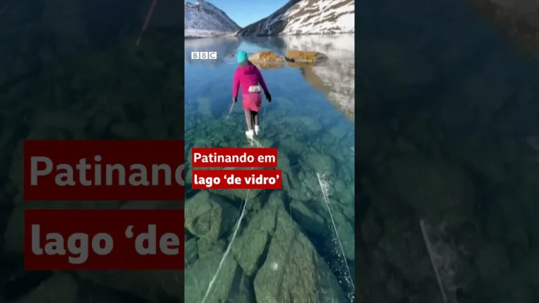 A rara ‘janela’ para fundo de lago congelado no Alasca #shorts