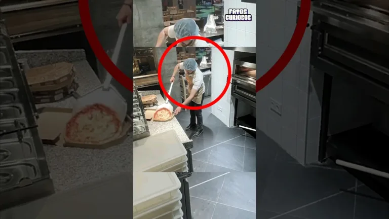 ELE ARRISCOU SEU EMPREGO PARA DAR COMIDA A UM MORADOR DE RUA FAMINTO 🥹❤️ #short #shorts #viral