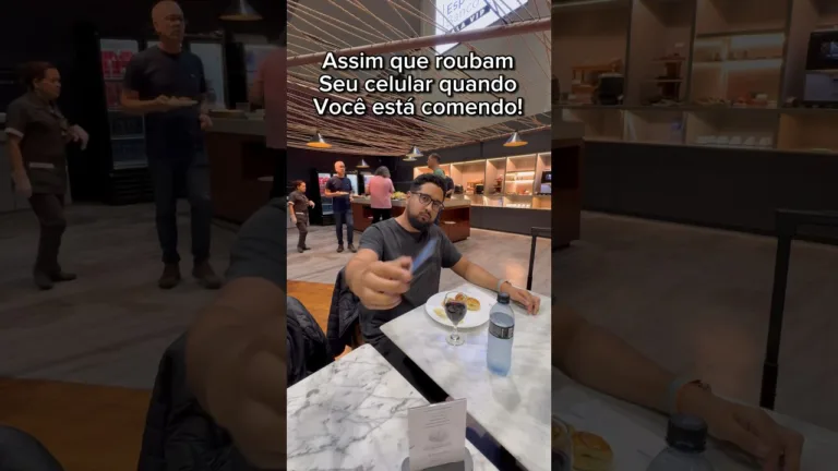 Podem roubar seu celular até quando você esta comendo