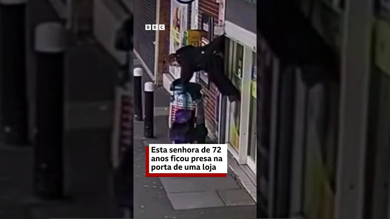 A mulher de 72 anos presa pela porta de uma loja