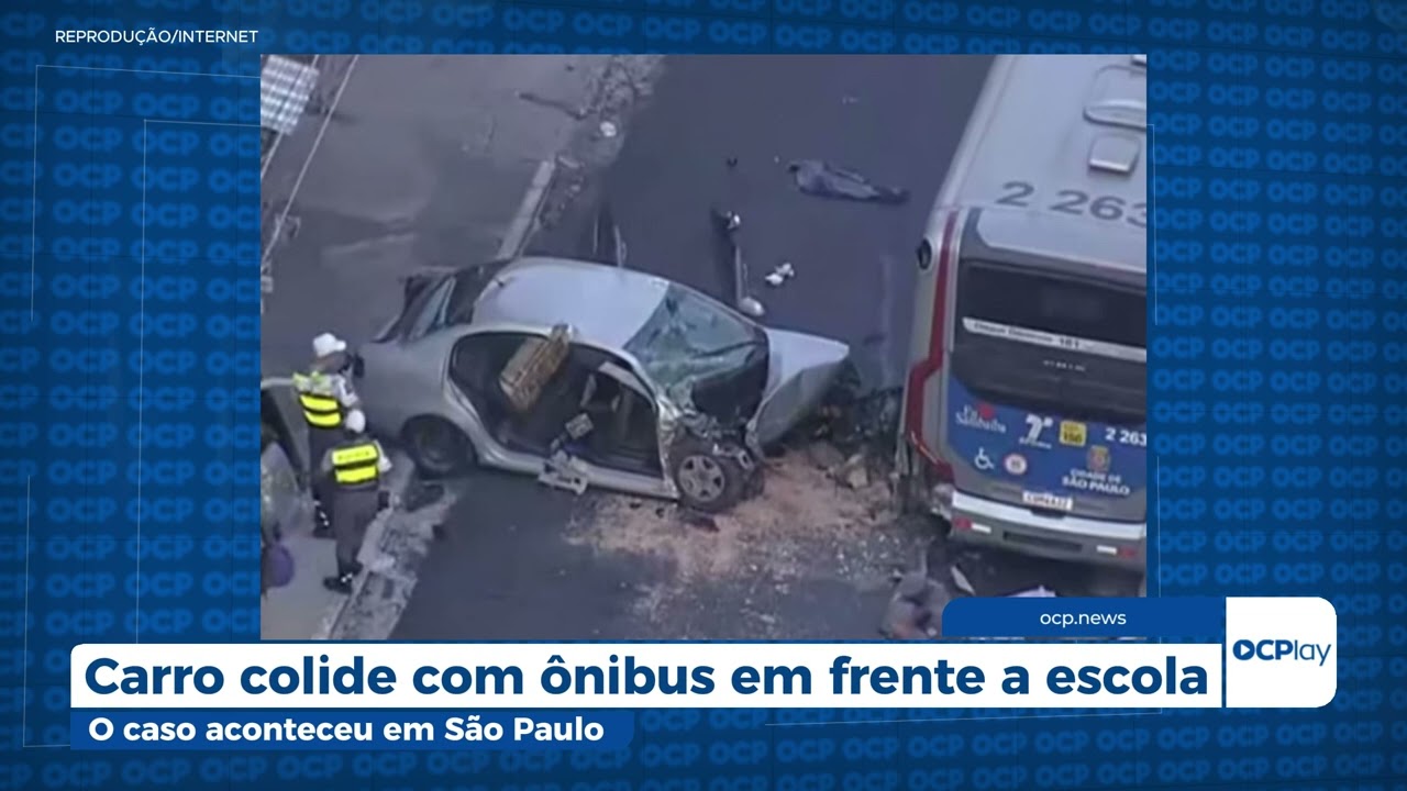 Carro colide com ônibus em frente a escola
