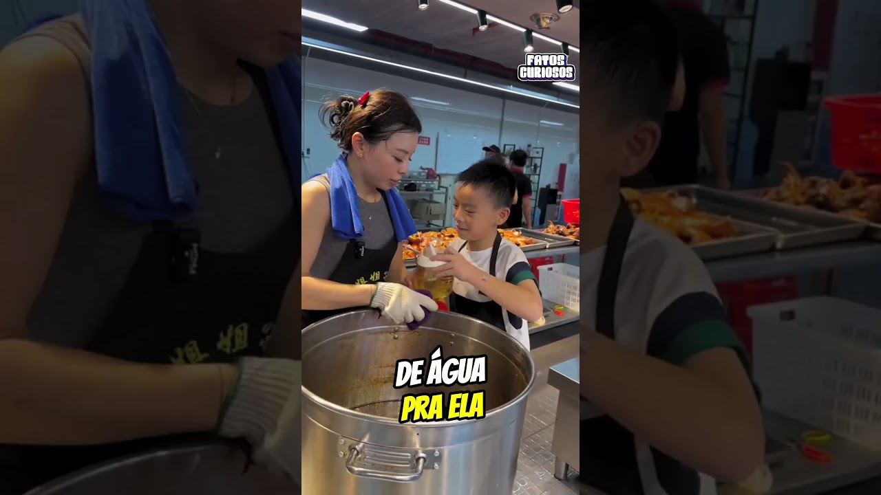 CRIANÇA CORRE PARA AJUDAR SUA MÃE NA COZINHA #short #shorts