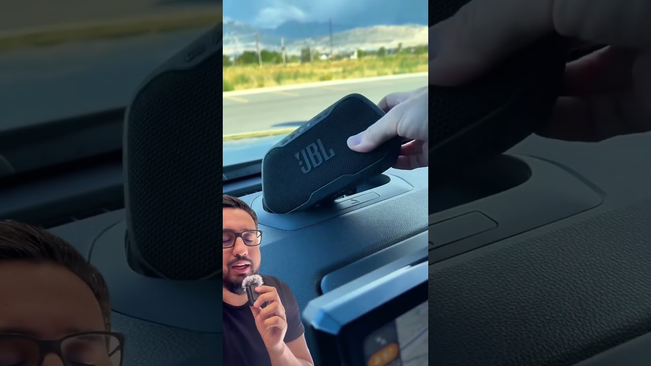 A Toyota teve uma ideia genial de colocar uma caixinha de som da JBL destacável no painel do carro