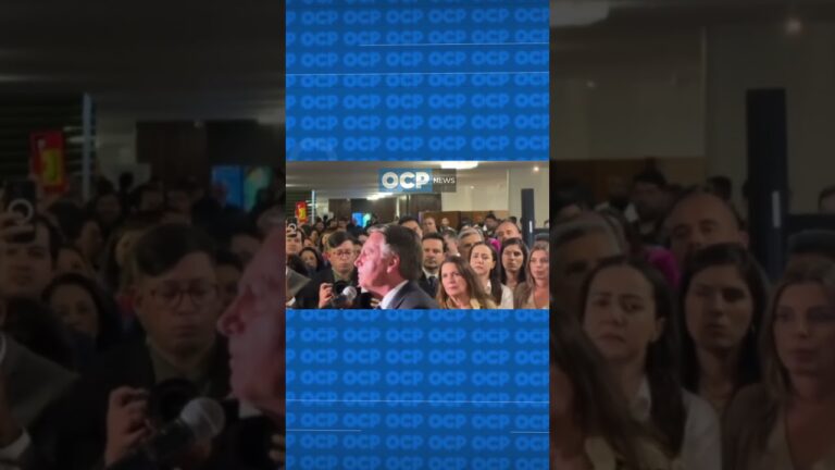 Bolsonaro chora ao falar sobre anúncio de Eduardo