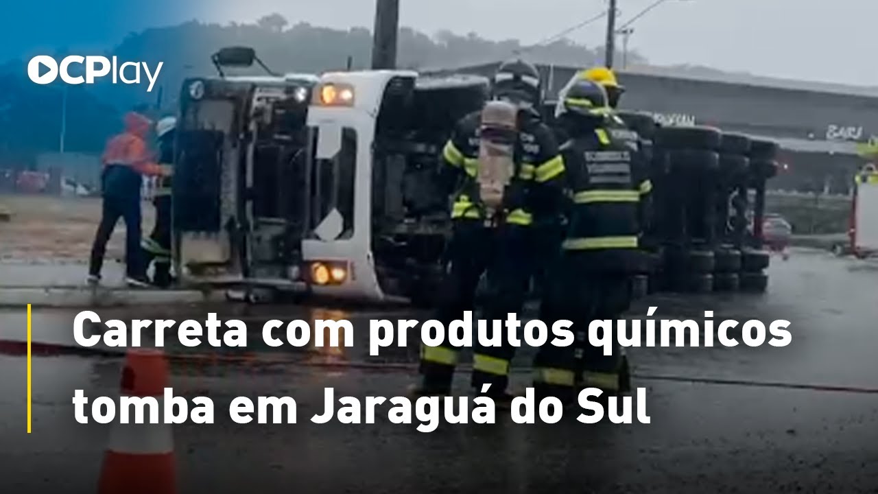 Carreta com produtos químicos tomba em Jaraguá do Sul