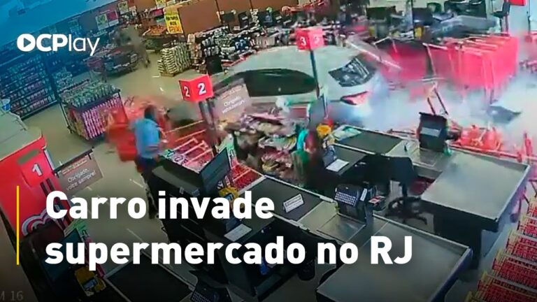 Carro invade supermercado no RJ