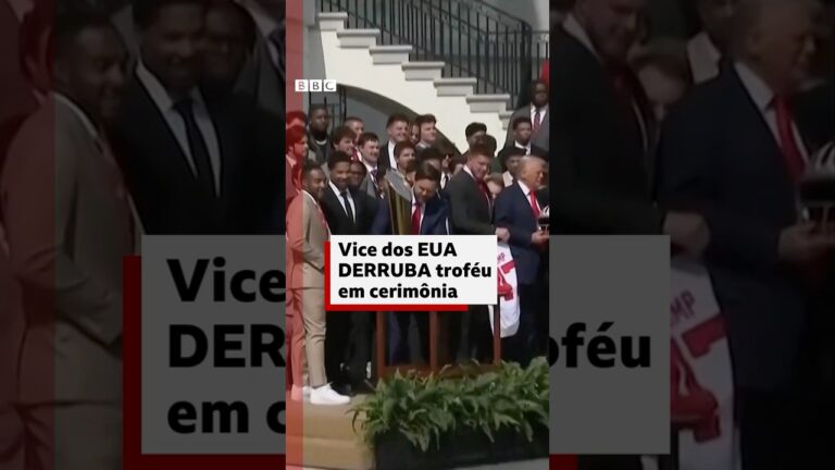 Vice-presidente dos EUA deixa escapar troféu ao receber time campeão na Casa Branca #bbcnewsbrasil