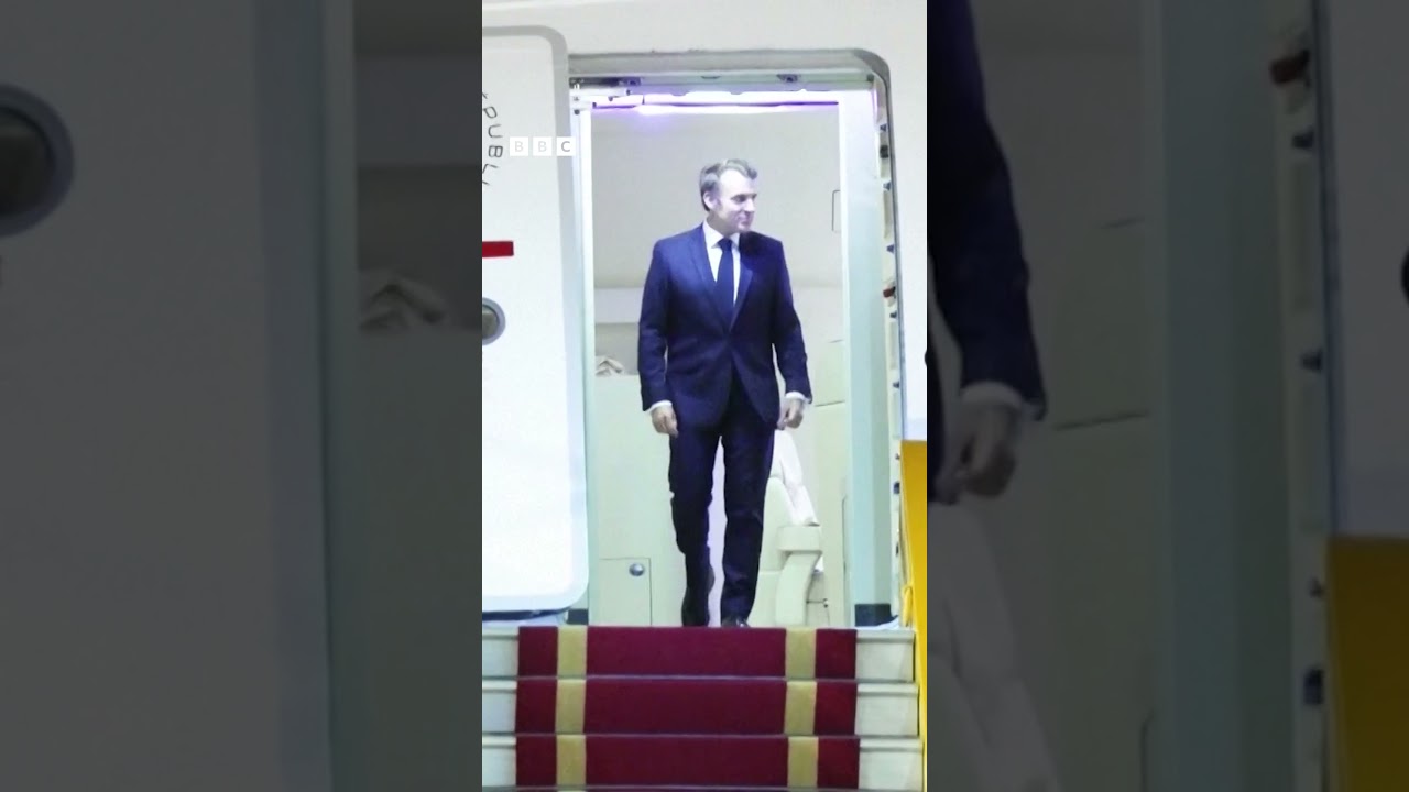 Macron tem rosto empurrado pela esposa ao chegar no Vietnã