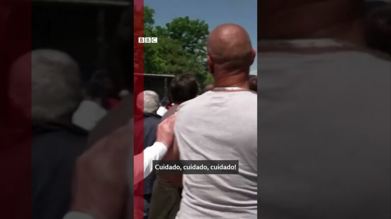 Momento em que touros fogem para cima do público de tourada