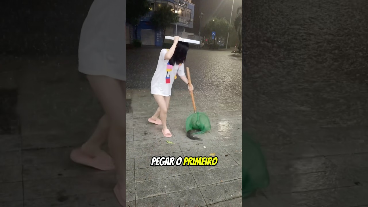 ESSA MULHER SE DEMONSTROU SER BASTANTE SORTUDA APÓS VÁRIOS PEIXES APARECEREM EM FRENTE A SUA CASA
