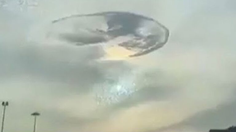 Pessoas gravaram este estranho fenômeno parecido com o OVNI no céu e ficaram chocadas