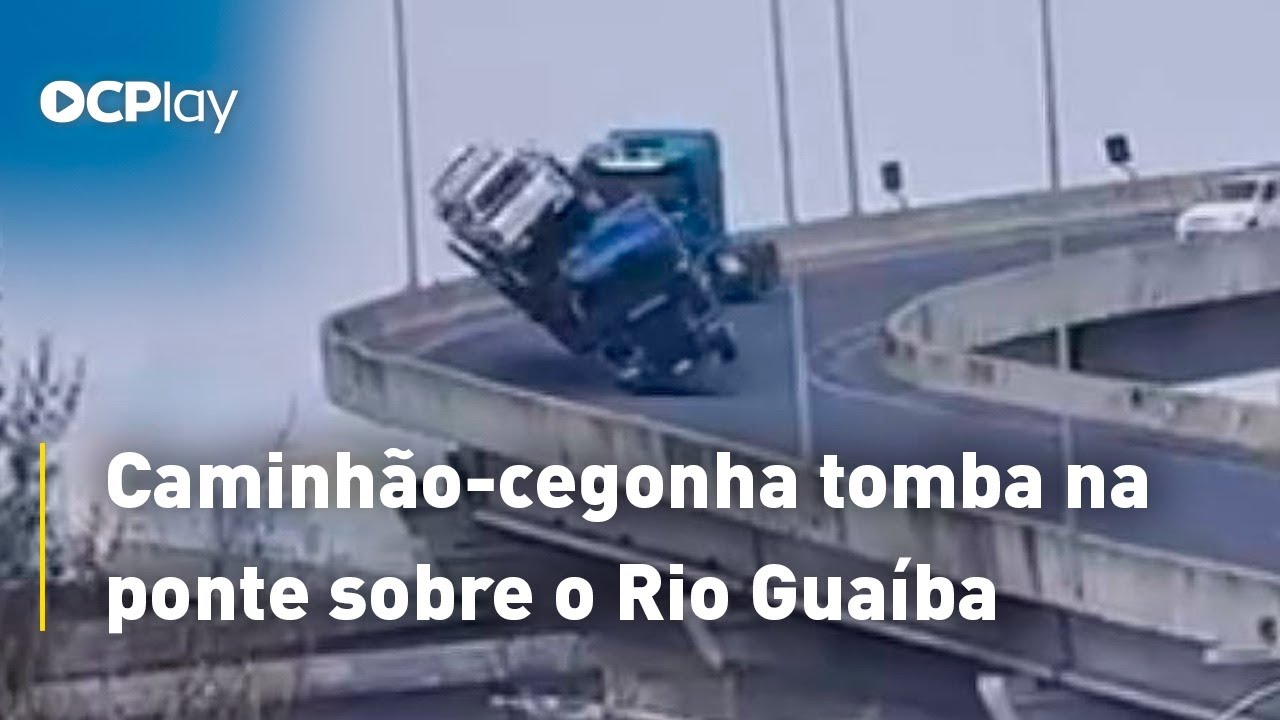 Caminhão-cegonha tomba na ponte sobre o Rio Guaíba