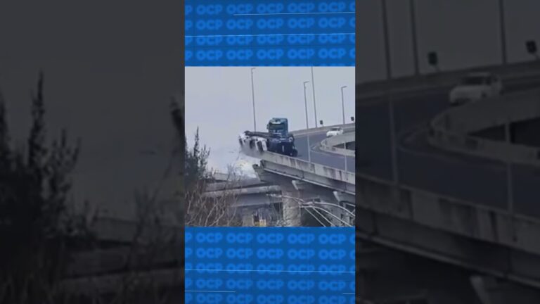 Caminhão cegonha tomba na ponte sobre o Rio Guaíba