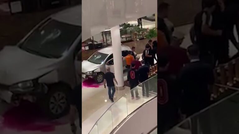 Carro invade 2º andar de shopping, em Goiânia