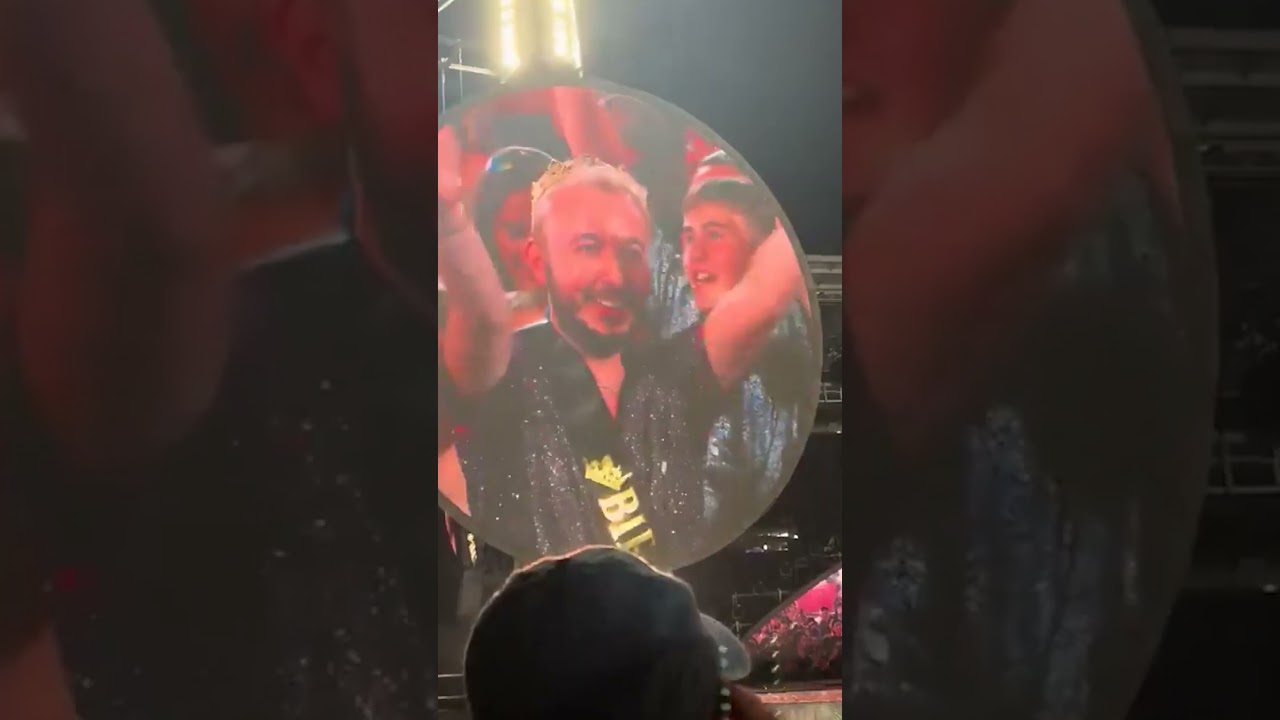 Casal de amantes é flagrado no show da banda Coldplay