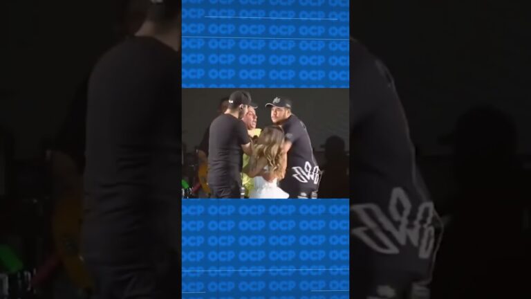 Homem invade palco de festa junina e derruba cantora