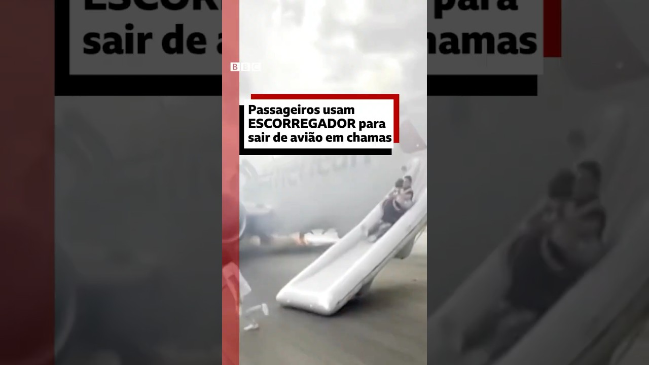 Passageiros escapam de avião em chamas usando escorregador de emergência