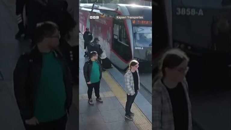 Com fone de ouvido, mulher não ouve trem e é quase atropelada