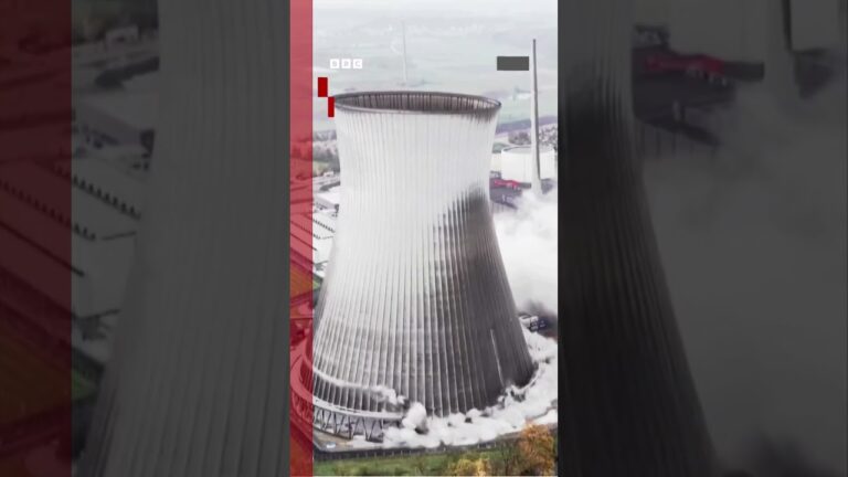 Impressionante implosão de torres de usina nuclear na Alemanha