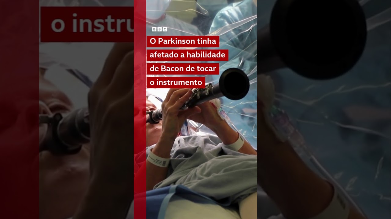 Mulher toca clarinete durante operação no cérebro