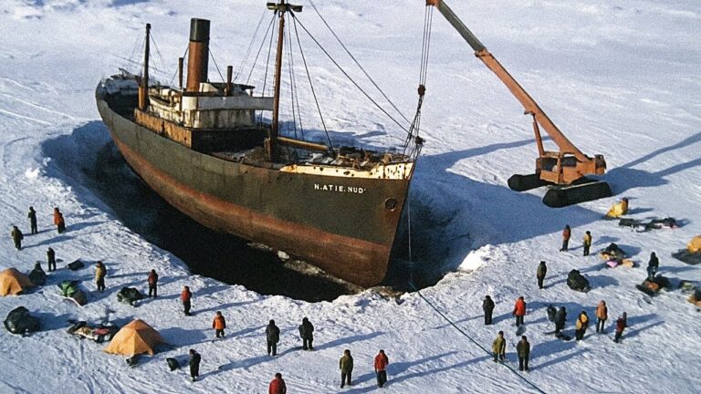Navio deixado no gelo aparece 50 anos depois