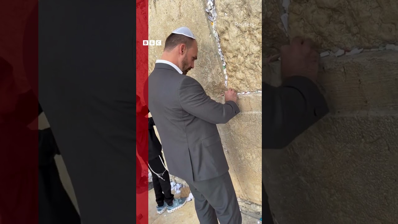 Eduardo Bolsonaro faz pedido por soltura do pai no Muro das Lamentações