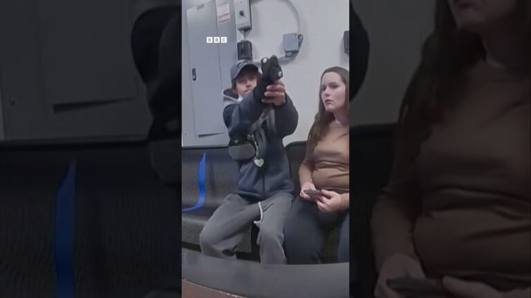 O momento em que suspeito de furto saca arma contra policial