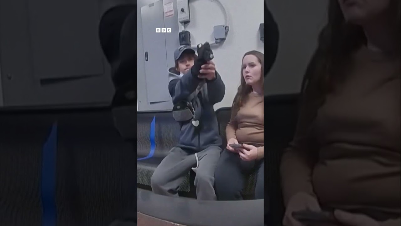 O momento em que suspeito de furto saca arma contra policial