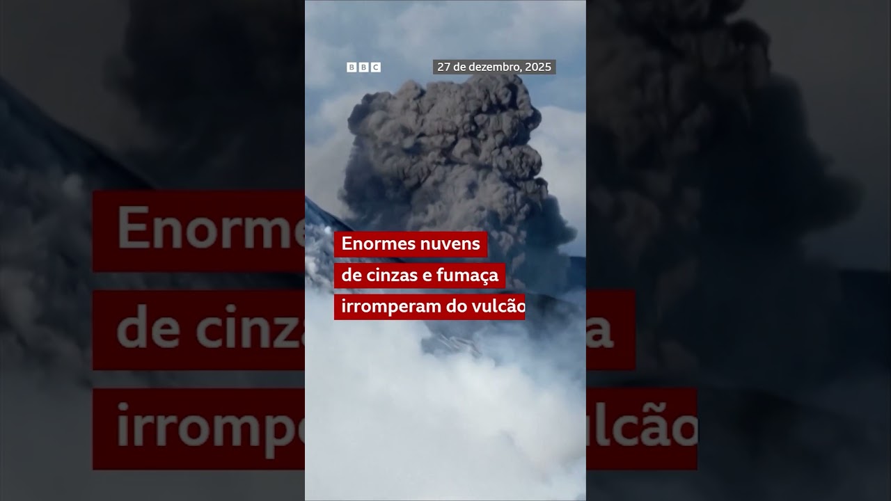 Esquiadores deslizam na neve enquanto vulcão Monte Etna entra em erupção