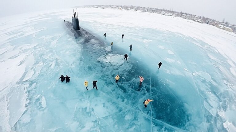 Submarino detectou formas estranhas sob a Antártica e depois desapareceu