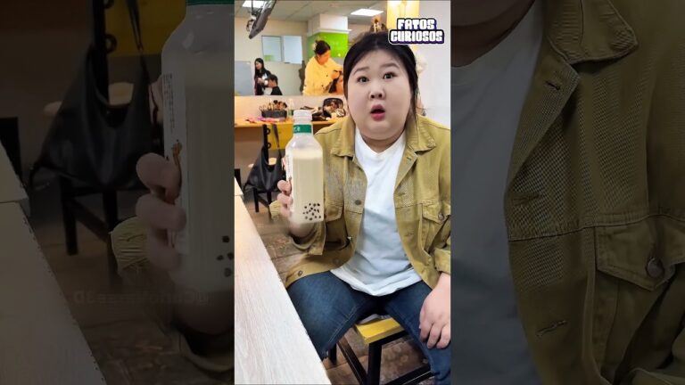 ELA RECEBEU SEU CAFÉ COM MARCAS DE CANETA