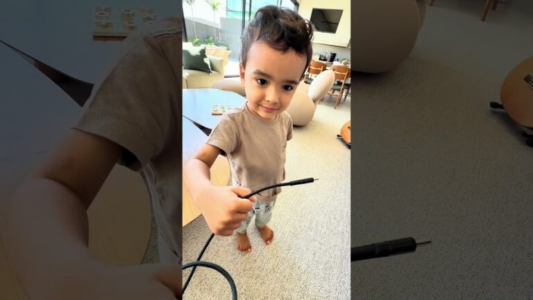 Nunca deixe o carregador plugado na tomada sem carregar nada