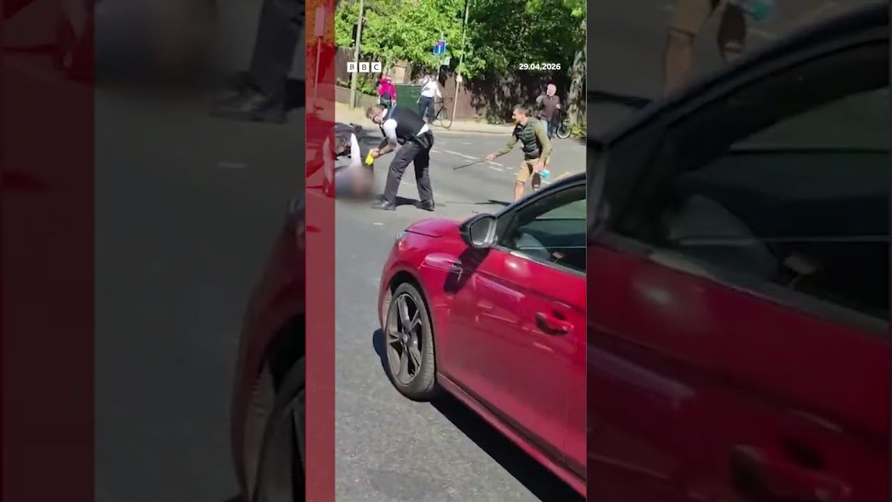 Momento em que polícia de Londres detém suspeito de atacar judeus a facadas