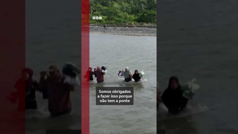 Crianças nadam para chegar à escola após ponte ser destruída na Indonésia