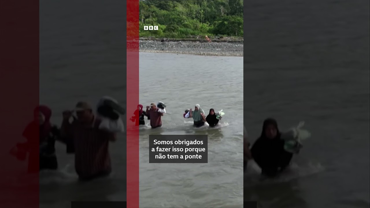 Crianças nadam para chegar à escola após ponte ser destruída na Indonésia