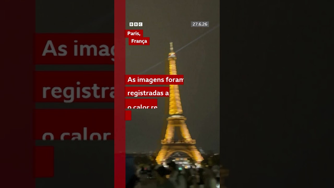 O momento em que um raio atinge a Torre Eiffel durante uma tempestade em Paris