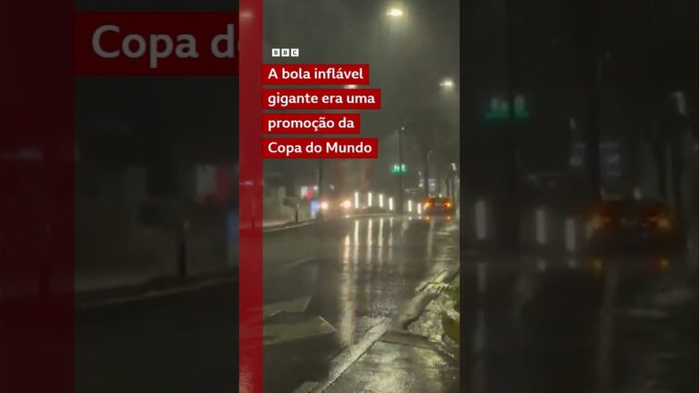 Motorista têm que driblar bola de futebol gigante em meio a tempestade em El Salvador