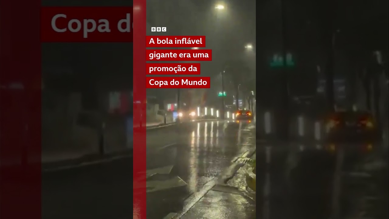 Motorista têm que driblar bola de futebol gigante em meio a tempestade em El Salvador
