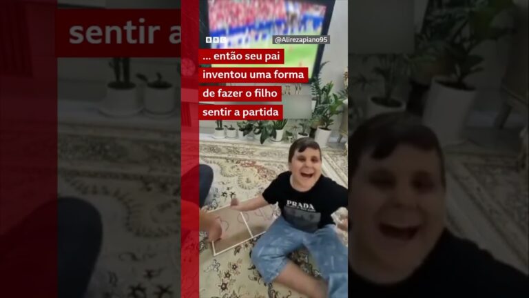Pai constrói mini campo de futebol para ajudar filho cego a assistir jogos da Copa