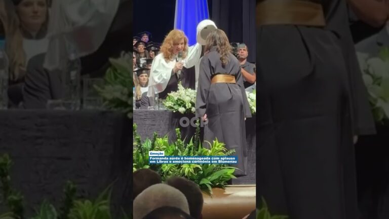 Formanda surda é homenageada com aplauso em Libras e emociona cerimônia em Blumenau