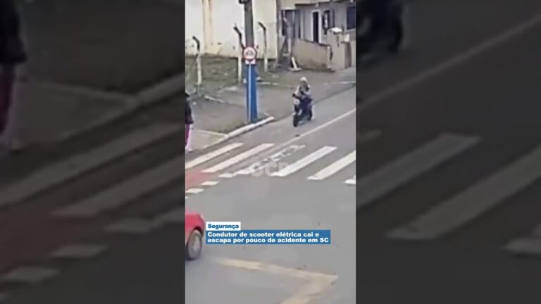 Condutor de scooter elétrica cai e  escapa por pouco de acidente em SC