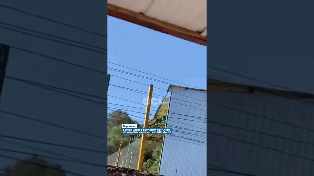 Fortes ventos derrubam estrutura de arquibancada em estádio de SC