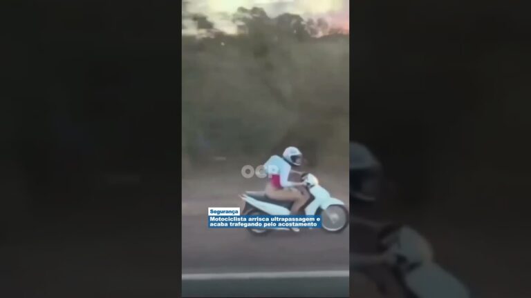 Motociclista arrisca ultrapassagem e acaba trafegando pelo acostamento