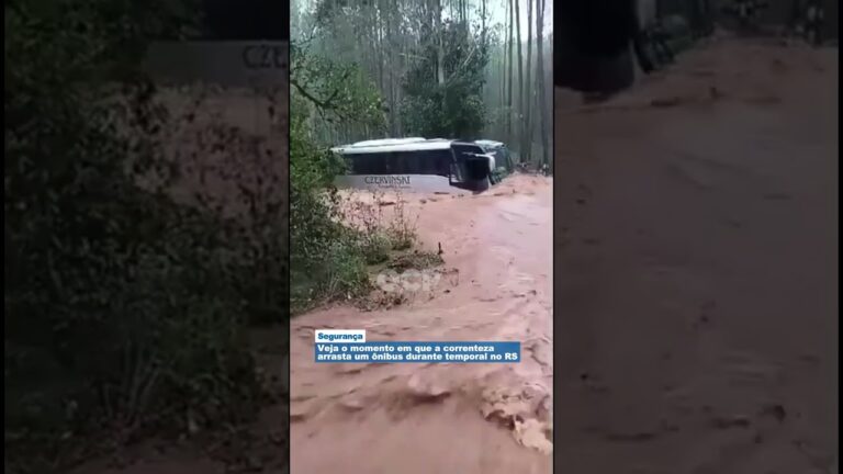 Veja o momento em que a correnteza arrasta um ônibus durante temporal no RS