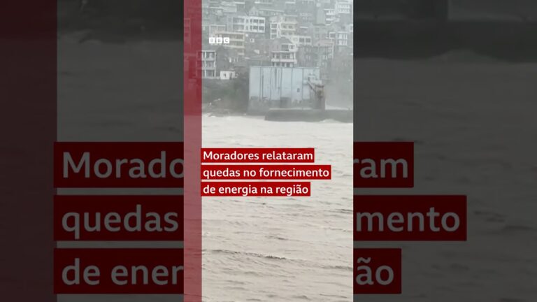 Tempestade provoca fortes ventos e ondas que castigam casas na China