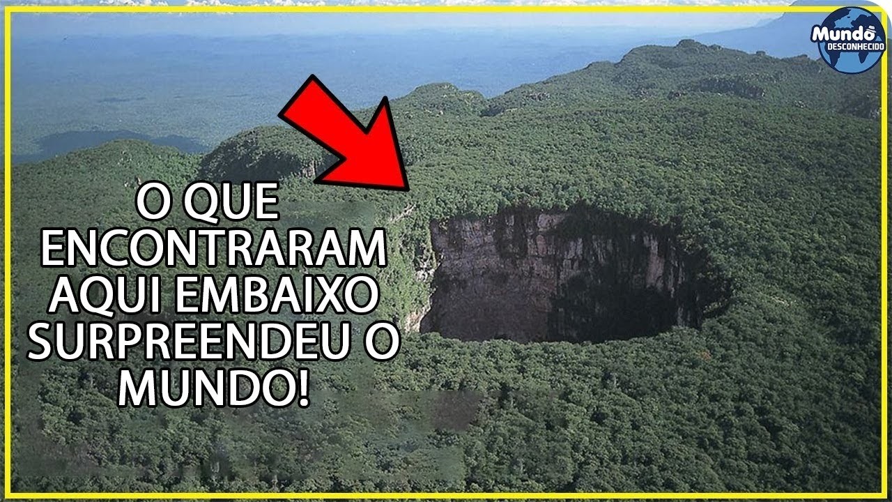 O piloto observou de seu avião um grande buraco na terra e quando o viu ficou surpreso